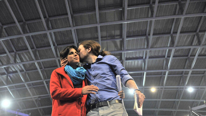 Pablo Iglesias besa a Teresa Rodríguez  en un mitin de Podemos en el Velódromo de Dos Hermanas, en 2015.