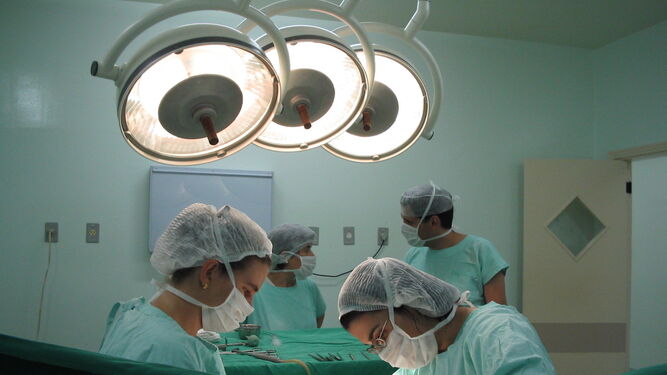 Una intervención quirúrgica en uno de los quirófanos del Hospital Universitario Puerta del Mar.
