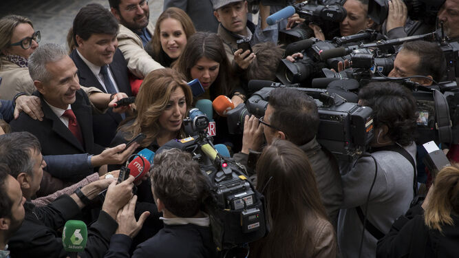 Susana Díaz, ayer en Sevilla rodeada de periodistas.