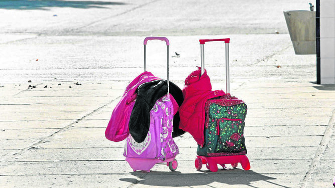 Dos maletas sin sus respectivos dueños simbolizan la constante marcha de gaditanos de la ciudad.