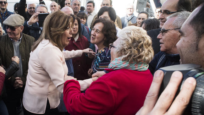 Susana Díaz saluda a un grupo de vecinas de Alcalá de los Gazules durante su visita.