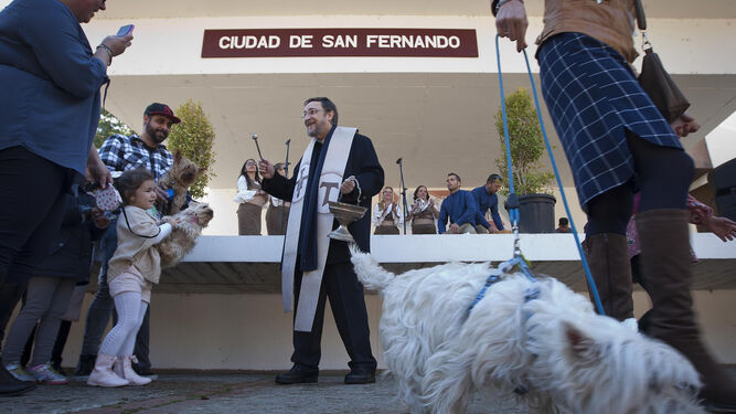 El párroco de la iglesia del Parque bendijo ayer a las mascotas por la fiesta de San Antón.