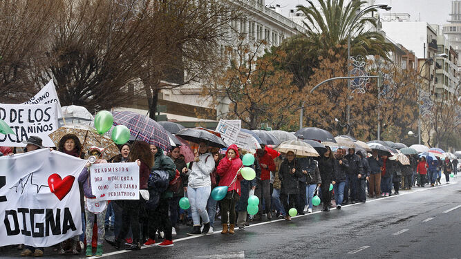 La manifestación de los padres estuvo marcada por la lluvia.