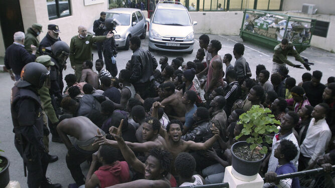 Un grupo de los inmigrantes que saltaron la valla de Ceuta.