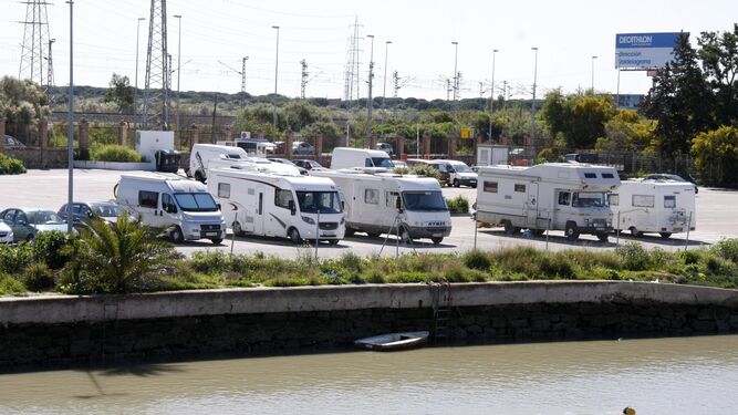 Una imagen tomada ayer de las caravanas estacionadas en el aparcamiento de la pasarela 'Pepe el del Vapor'.