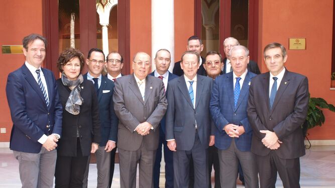 Los presidentes de los consejos de hermandades de las capitales de Andalucía y Jerez, en la reunión mantenida ayer con el consejero de Justicia, Emilio De Llera.
