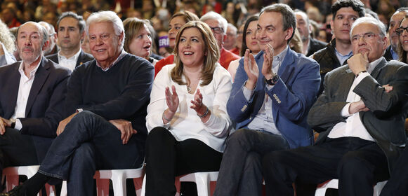 Susana Díaz, flanqueada por los ex presidentes González y Zapatero, junto a Rubarcaba y Guerra.