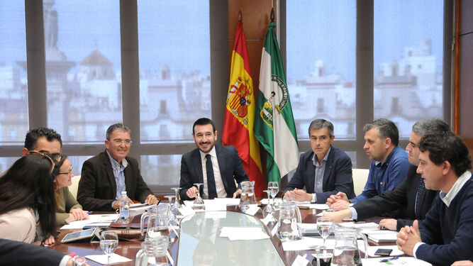 López Gil (i) y José Ortiz (2d), ayer durante la reunión en Cádiz.