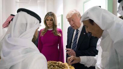 Donald Trump y su esposa, Melania, son agasajados ayer en Riad por el rey saudí Salman ben Abdulaziz.