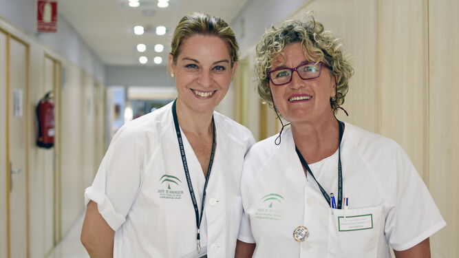 Teresa Muñoz Lucero (derecha) junto a Toñi Cobo en el Hospital de Día Oncológico del Puerta del Mar.