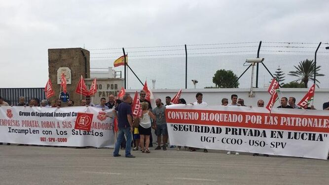 Protesta delante de las instalaciones de Torregorda el pasado martes.
