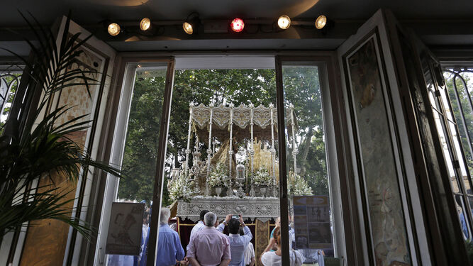 El paso de palio de la Virgen del Carmen pasa por delante de un establecimiento hotelero de la zona de la Alameda.