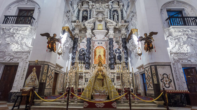 La Virgen del Rosario, expuesta a los pies de su altar el pasado mes de mayo.