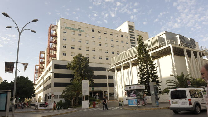 El hospital Puerta del Mar desde la avenida principal de la ciudad.