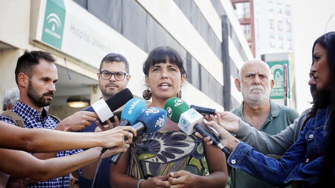 Teresa Rodríguez, durante su comparecencia de ayer en la entrada del Hospital Puerta del Mar.