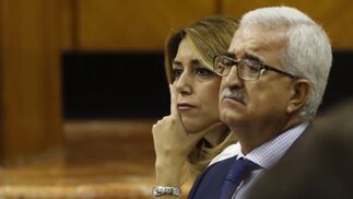 Susana Díaz y Jiménez Barrios, serios en el Pleno.