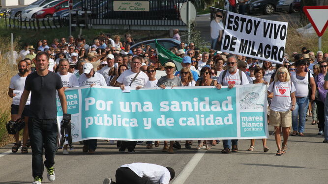 Representantes de diversos colectivos de la comarca de la Janda acompañaron a los integrantes de la Marea Blanca Gaditana en el arranque de la protesta.