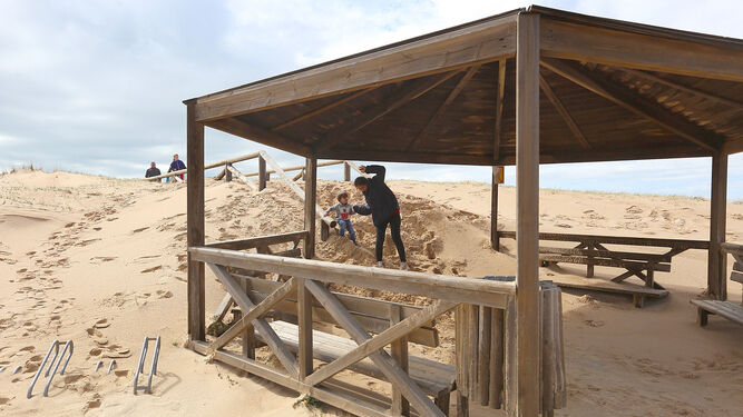 El temporal cubrió de arena uno de los accesos a la playa de Sancti Petri.