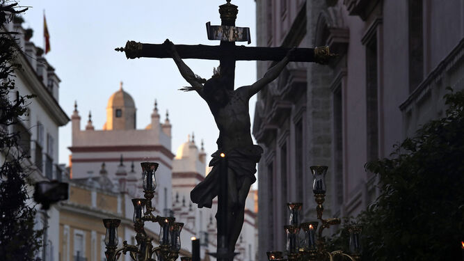 El SantÃ­simo Cristo de la Vera Cruz empieza a atravesar la avenida 4 de Diciembre de 1977, lo que constituÃ­a una de las grandes novedades del dÃ­a.
