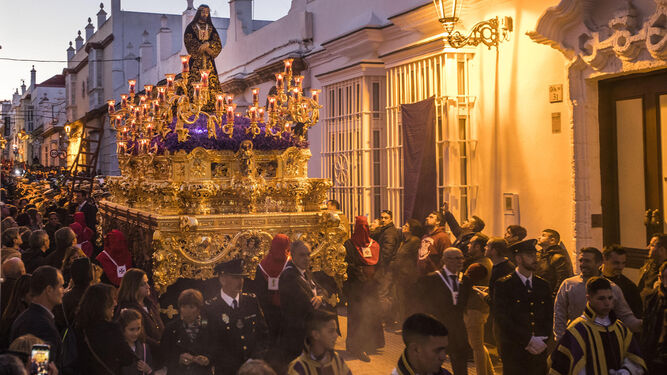 El paso de JesÃºs de Medinaceli, rodeado de gente, ayer en un momento de su salida procesional.