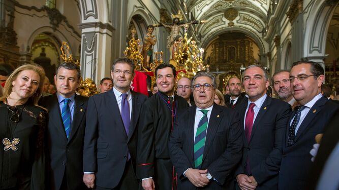 Los ministros Zoido y Catalá; el presidente del PP-A, Juanma Moreno; el delegado del Gobierno, Antonio Sanz, y otros, ayer en Málaga.