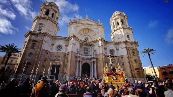 El SantÃ­simo Cristo de la ExpiraciÃ³n saliendo esta maÃ±ana desde la Catedral