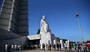 Colas en el monumento a José Martí en La Habana.
