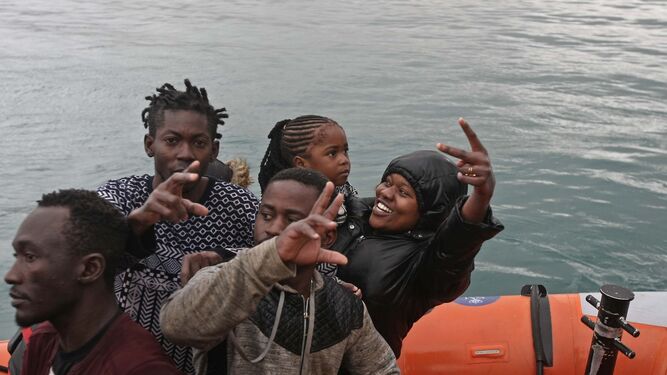 Un grupo de migrantes que llegó sano y salvo a Tarifa, en noviembre del año pasado. Unos supervivientes.