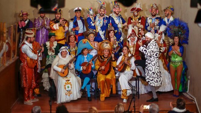 Un coro cantando en una de las visitas guiadas al Museo del Carnaval.